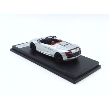 Audi R8 V10 Spyder silver - skala 1:64 - Shadow